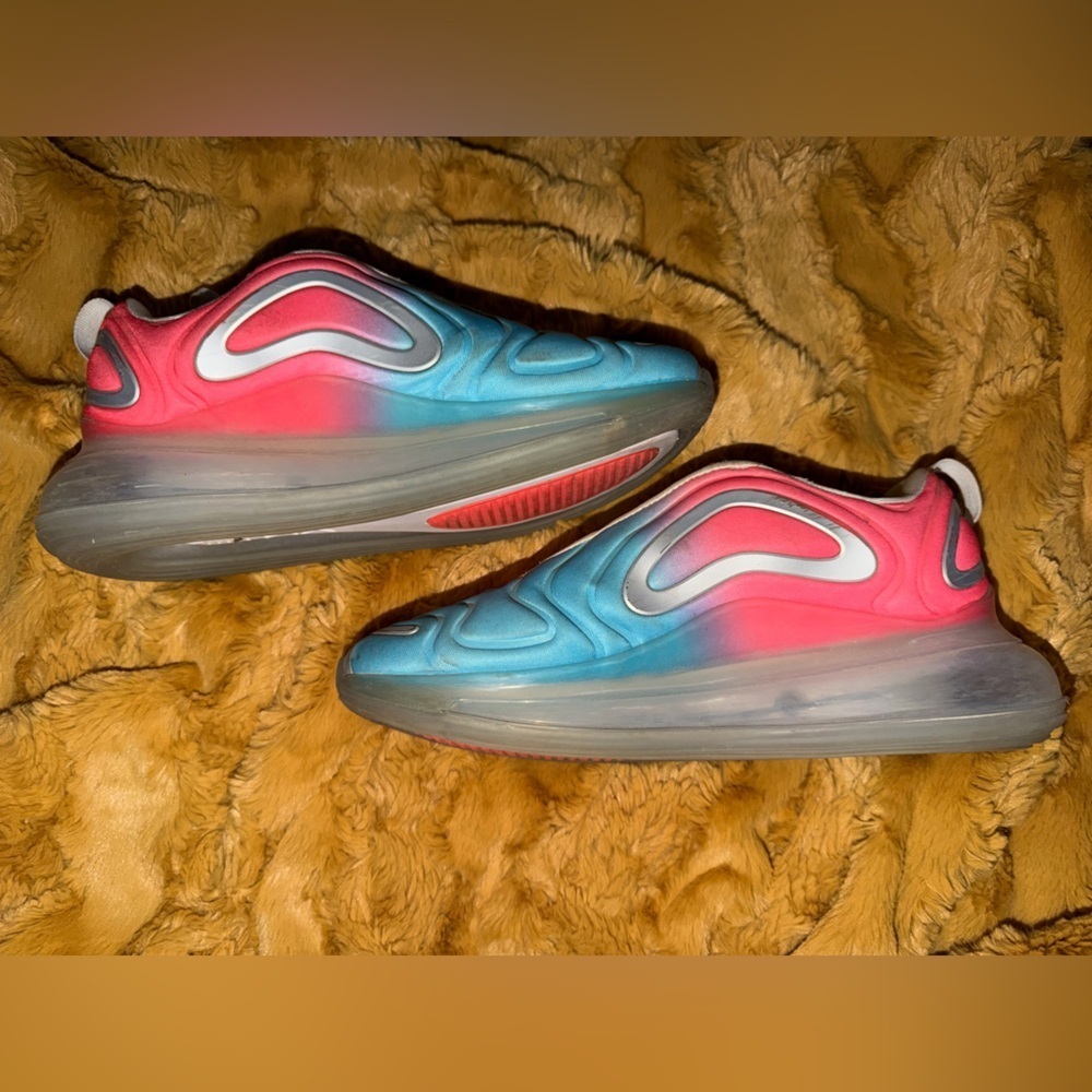 Woman’s Nike Air Max 720’s - Picture 4 of 16
